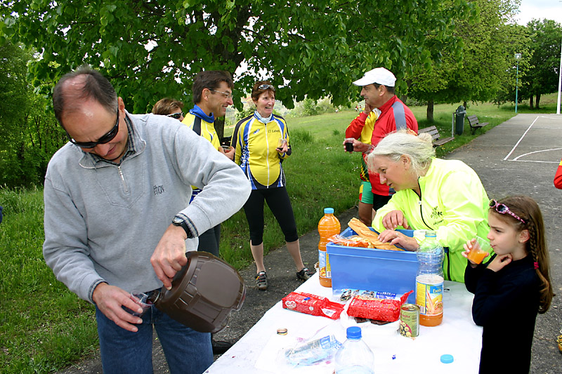jcb_2009_28_apéritif au mont-St-Cyr.jpg
